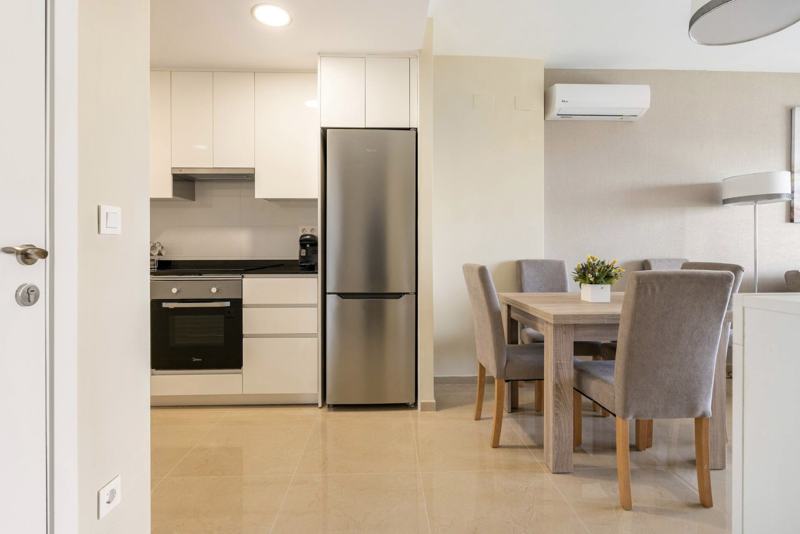 Cocina equipada y mesa de comedor