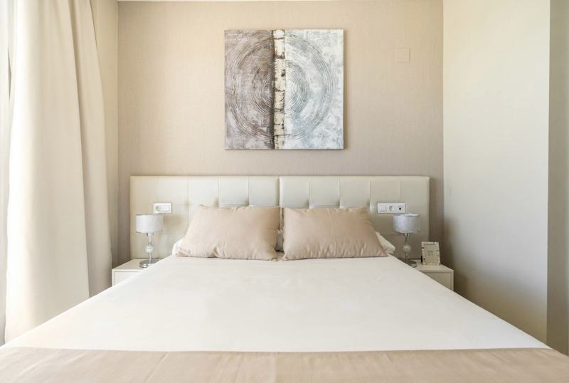 Dormitorio principal con cama de matrimonio