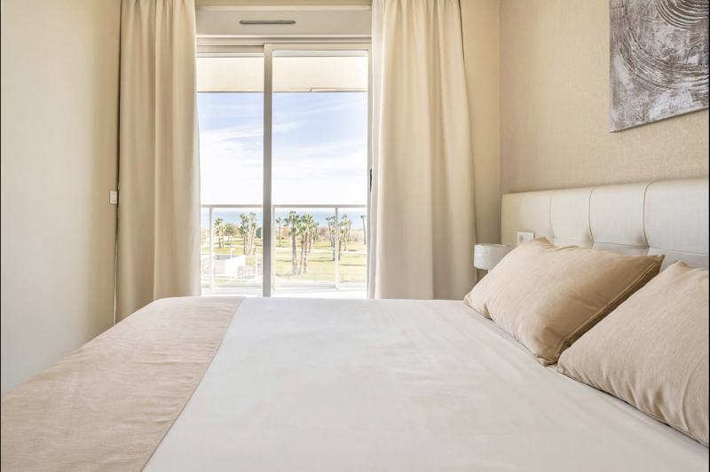 Dormitorio principal con salida a la terraza y vistas al mar