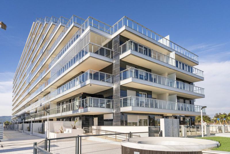 Edificio del residencial con terrazas acristaladas