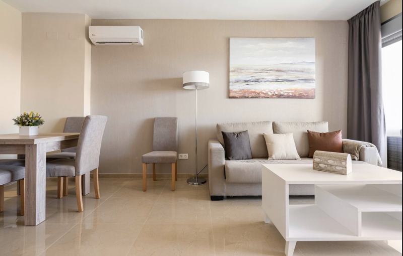 Salón con sofá y comedor